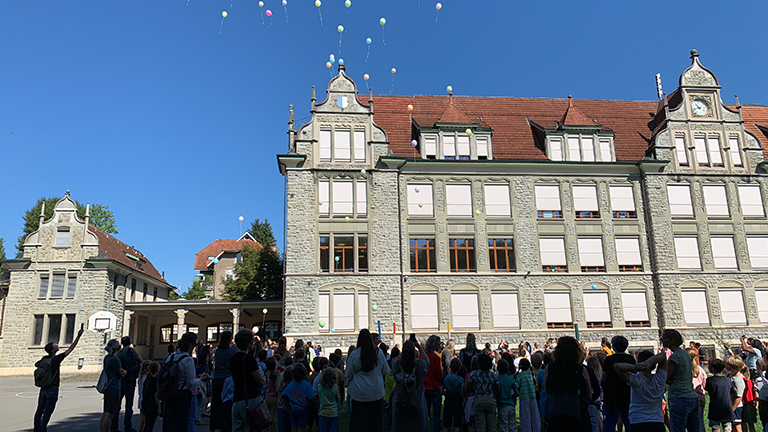 Luzern Schulhaus Maihof: Lernende lassen Ballons fliegen