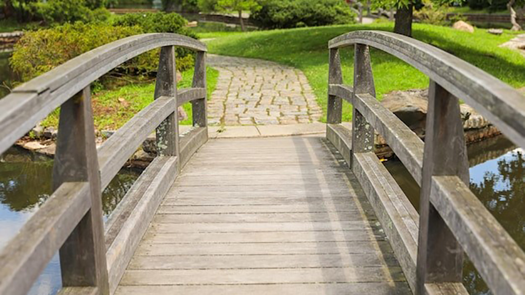 Holzbrücke über Fluss