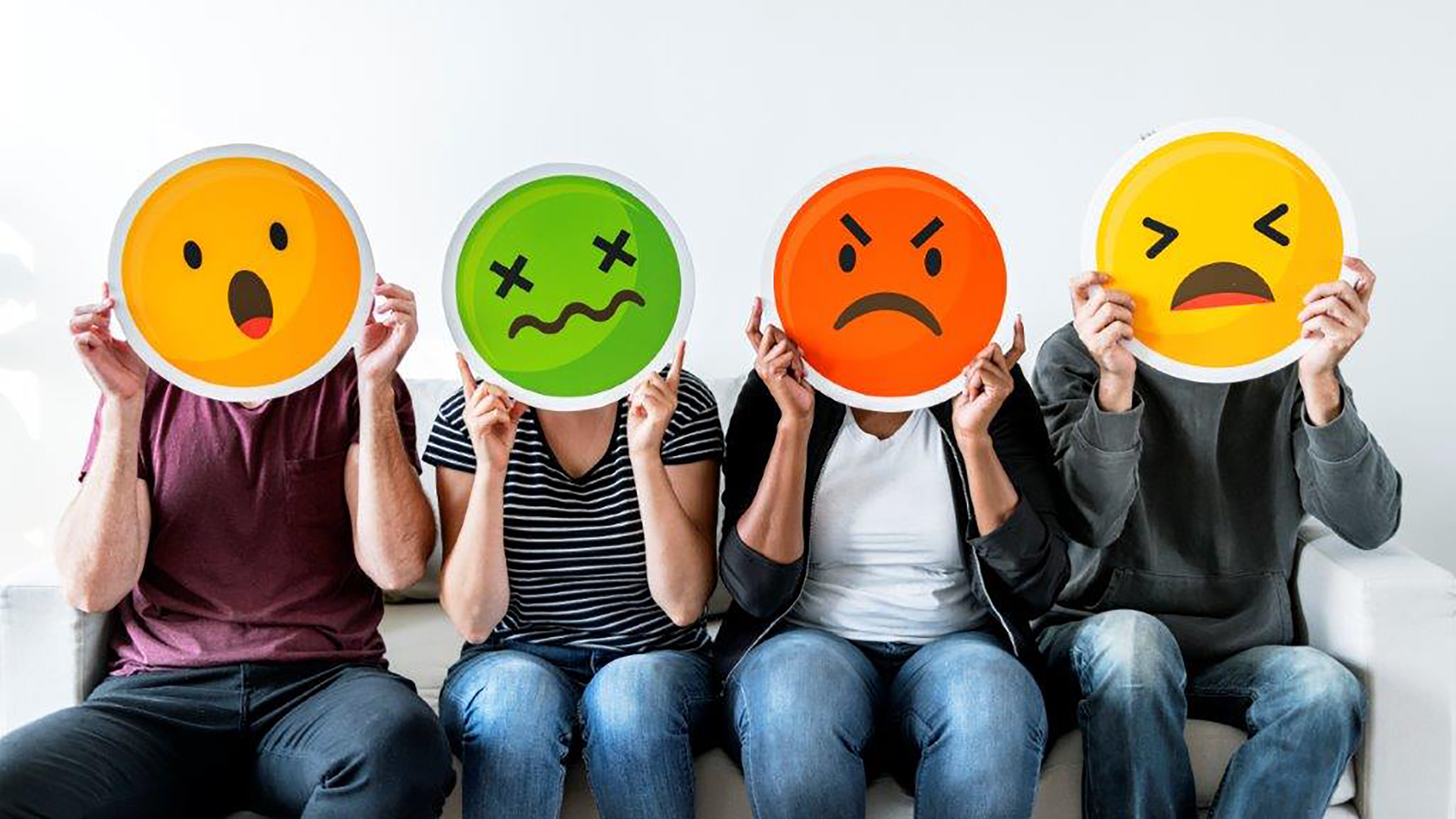 Personen mit Smiley-Masken