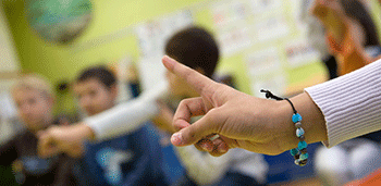 Hand mit Zeigefinger nach oben