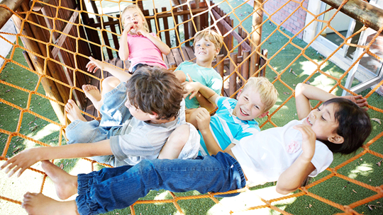 Kinder im Kletternetz