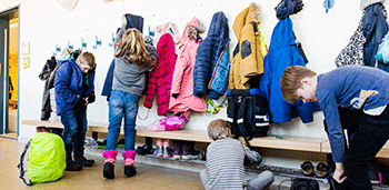 lernende in der garderobe