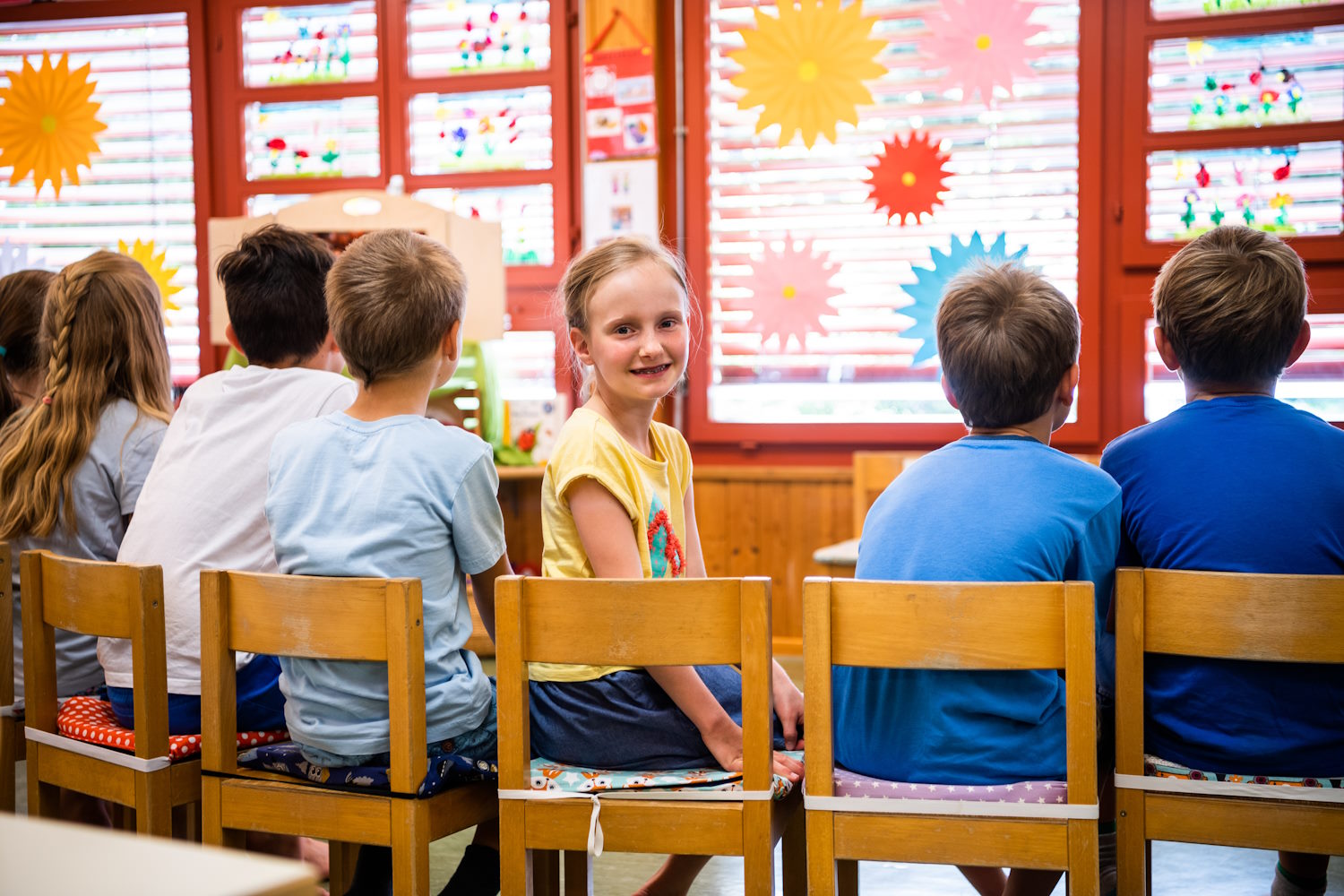 Imagebild sitzende Kinder