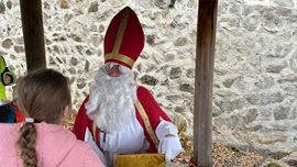 Schülerin hört aufmerksam dem Samichlaus zu