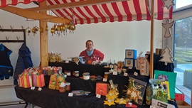 Schüler hinter einem Marktstand mit selber hergestellten Produkten