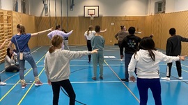 Schülerinnen und Schüler beim Proben eines Tanzes in der Turnhalle