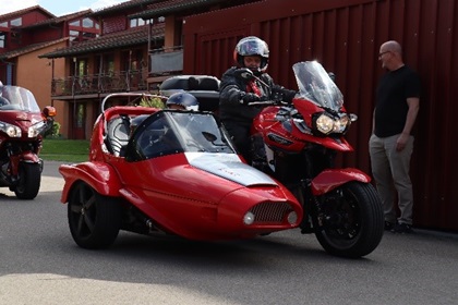 Bild eines Motorrads mit Seitenwagen Motorradfahrer mit Helm und Schüler im Seitenwagen