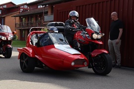 Bild eines Motorrads mit Seitenwagen Motorradfahrer mit Helm und Schüler im Seitenwagen