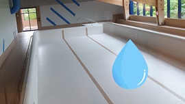 Leeres Schwimmbecken ohne Wasser