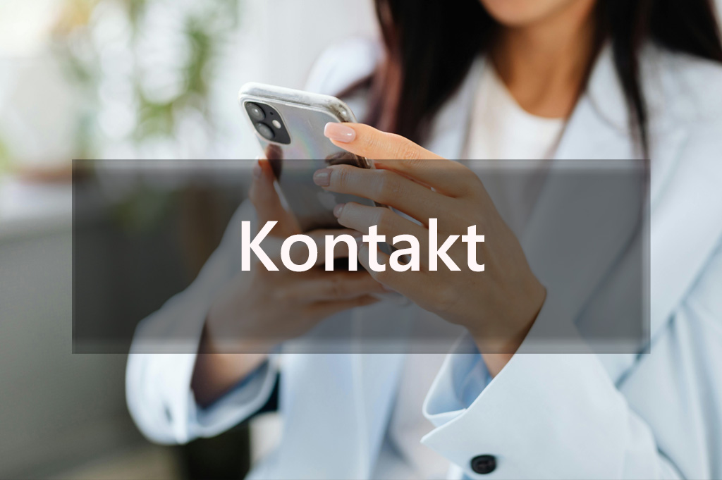 Symbolbild: Frau mit Handy in der Hand, zum Thema "Kontak"
