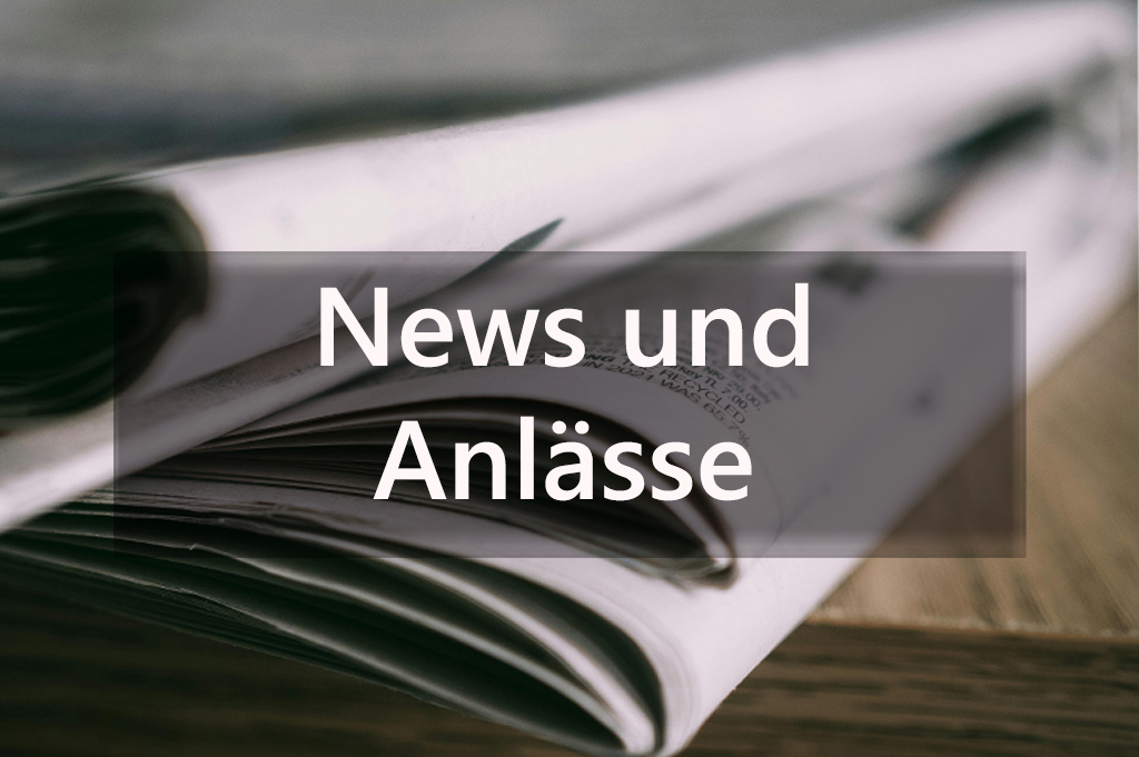 Symbolbild: Tisch mit Zeitungen zum Thema "News"