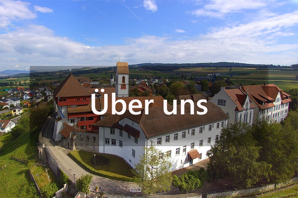 Symbolbild mit Luftaufnahme von Kommende, Turm Roten und Schulhaus 1906 zum Thema "Über uns".