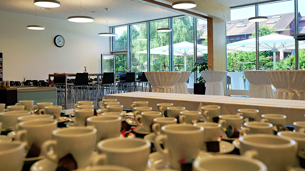 Vorbereitete Kaffeetassen im Restaurant Treffpunkt